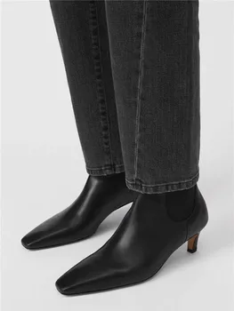 2023 г. Осенне-зимние женские короткие ботинки из натуральной кожи Черного цвета с квадратным носком на тонком каблуке Женская универсальная обувь Изображение