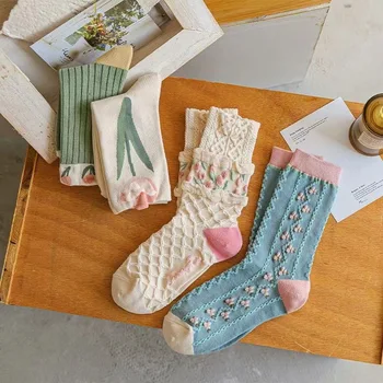 Новый осенне-зимний лесной тюльпан, универсальные женские носки, цветочная серия, милые кавайные носки средней длины для женщин Изображение