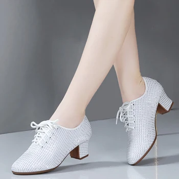 Новый стиль, белые туфли для латиноамериканских танцев, квадратные танцевальные туфли, женская мягкая подошва на среднем каблуке с сухожилиями, танцевальная обувь, форма танцевальной обуви Изображение